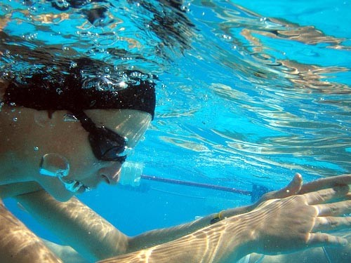 Học cách thở dưới nước (thổi bong bóng nước)