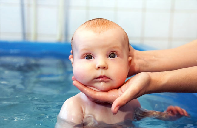 Có nên cho trẻ sơ sinh học bơi 2
