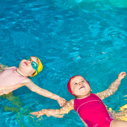 Có nên cho trẻ sơ sinh học bơi 3
