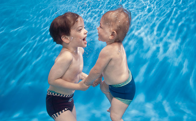 Ảnh 1: Trang bị kỹ năng thoát hiểm cho trẻ khi bơi
