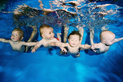 Ảnh 3: Trang bị kỹ năng thoát hiểm cho trẻ khi bơi