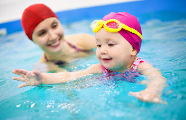 Bạn có thể bắt đầu đăng ký cho con học bơi ngay từ khi mới sinh ra.