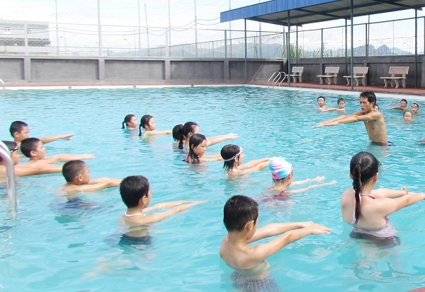 Nên lựa chọn trung tâm dạy bơi uy tín để học các kỹ năng đúng chuẩn