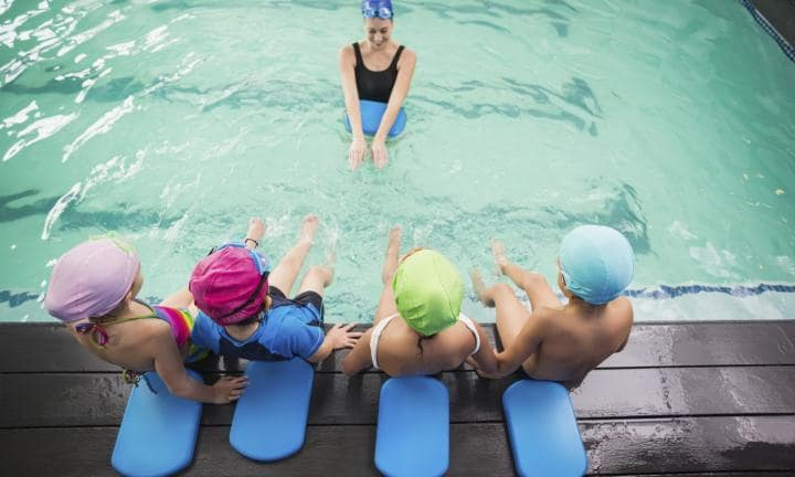 Lớp dạy bơi sinh tồn cho trẻ