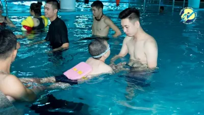 Lớp dạy bơi 1 kèm 1 tại trung tâm Thầy Công Cô Trang bể Vạn Bảo La Thành