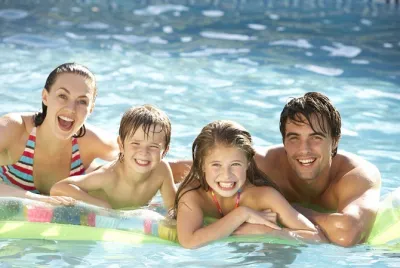 Những điều chú ý khi đi bơi cùng gia đình