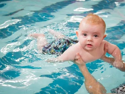 Để trẻ tập bơi cảm thấy hứng thú hơn