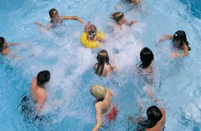Những mầm bệnh ẩn náu trong bể bơi và cách phòng tránh