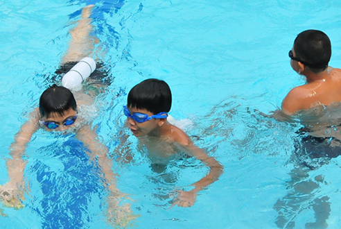 Tham gia lớp học bơi cho cả gia đình hè 2017